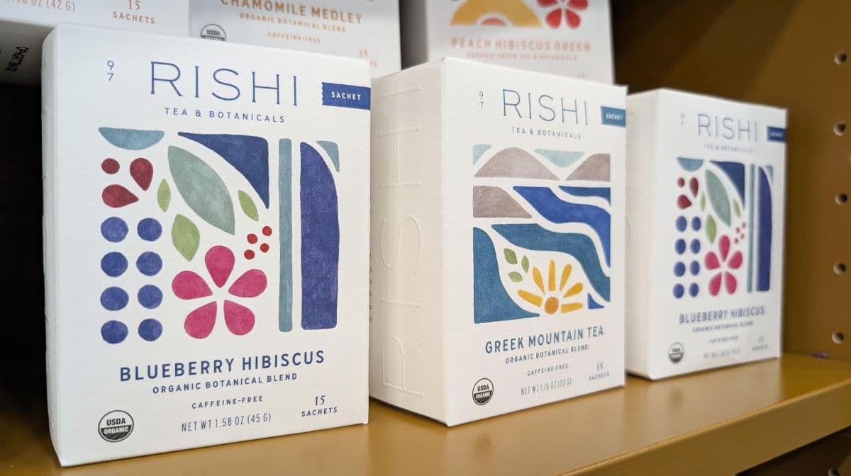 Graphic design trend featuring organic shapes and natural aesthetics on tea box packaging