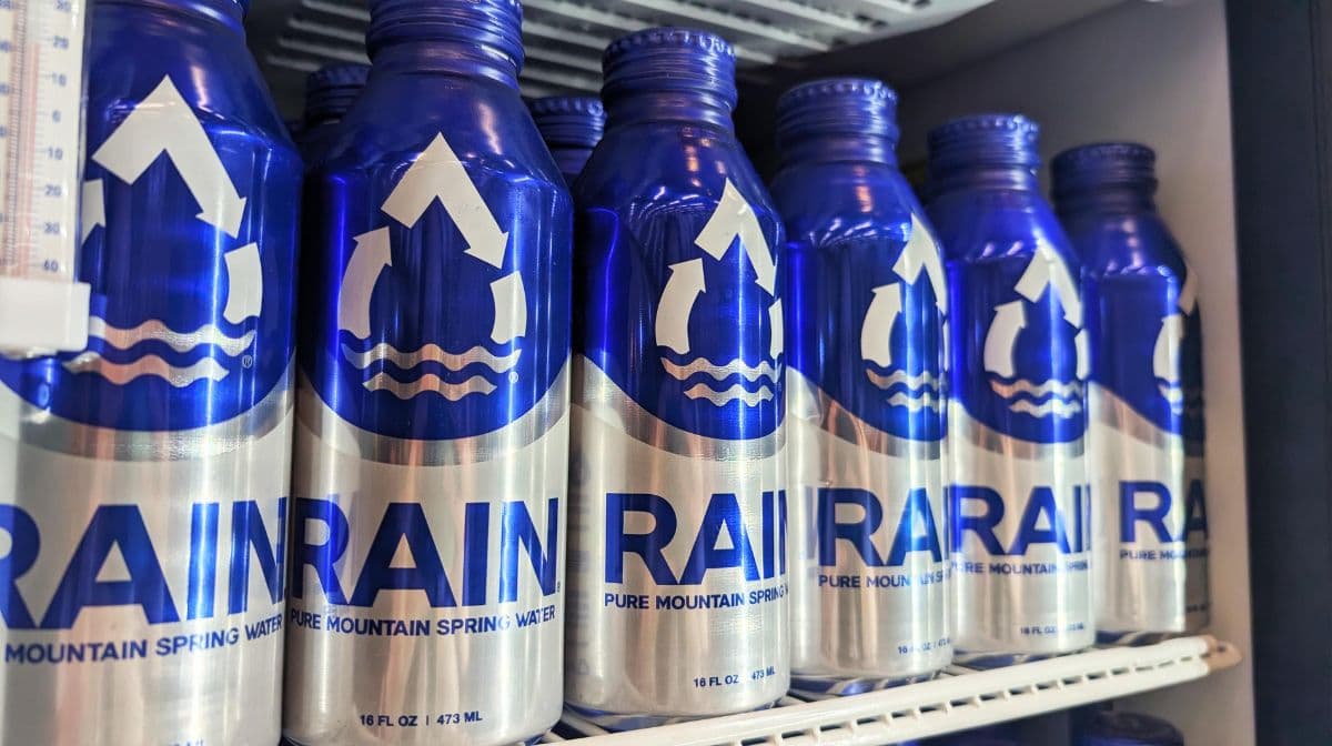 aluminum water bottles are an eco-conscious packaging design trend