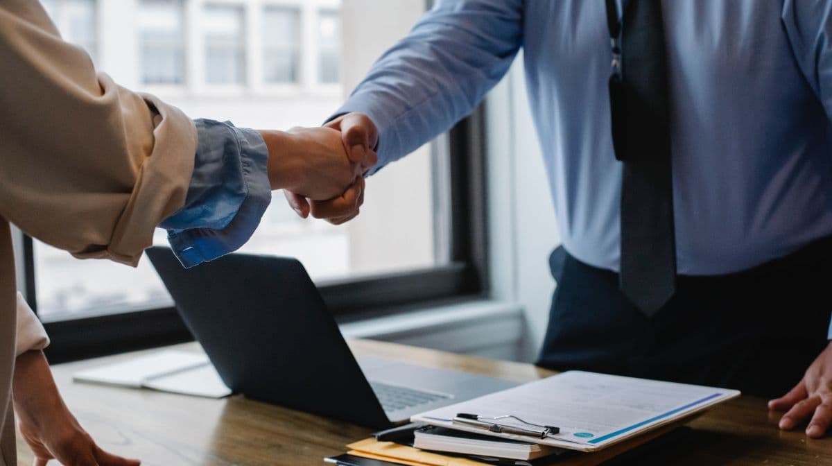 Image shows two people shaking hands and coming to an agreement over packaging distribution services. image credit source: pexels-sora-shimazaki-5673488