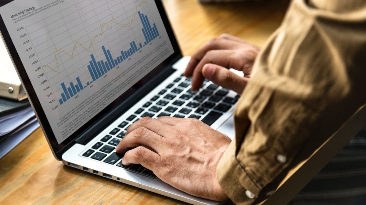 business manager optimizing MOQ